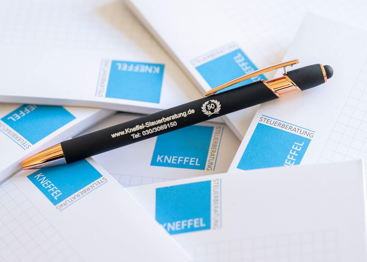Notizblöcke und Stift der Kneffel Steuerberatung