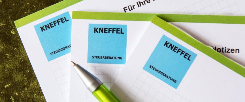 Notizblöcke der Kanzlei mit Kugelschreiber